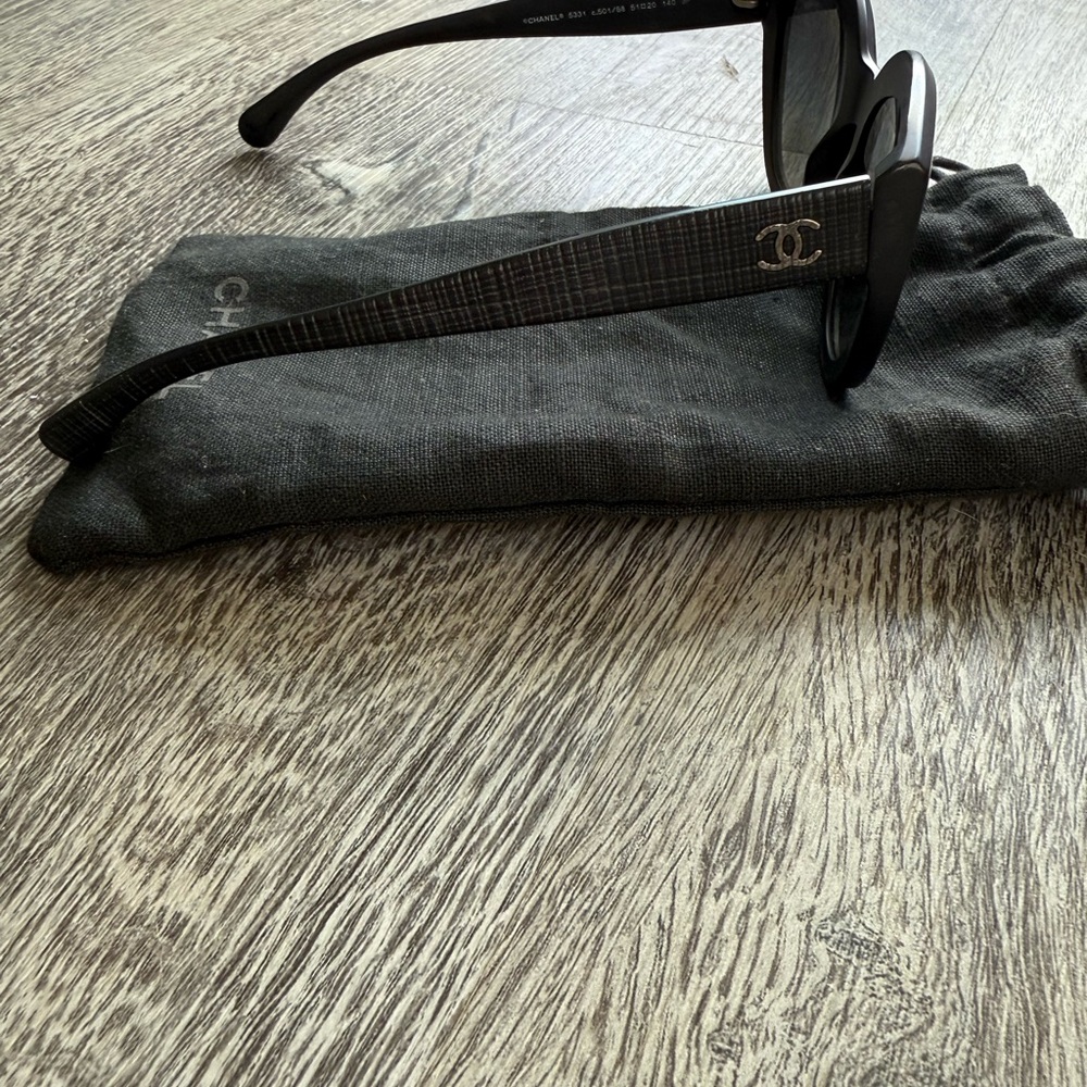 🚫Sold🚫 CHANEL Elegant Black Sunglasses - Picture 2 of 6